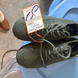 Ultra-Light Green Lace-Up Sneakers